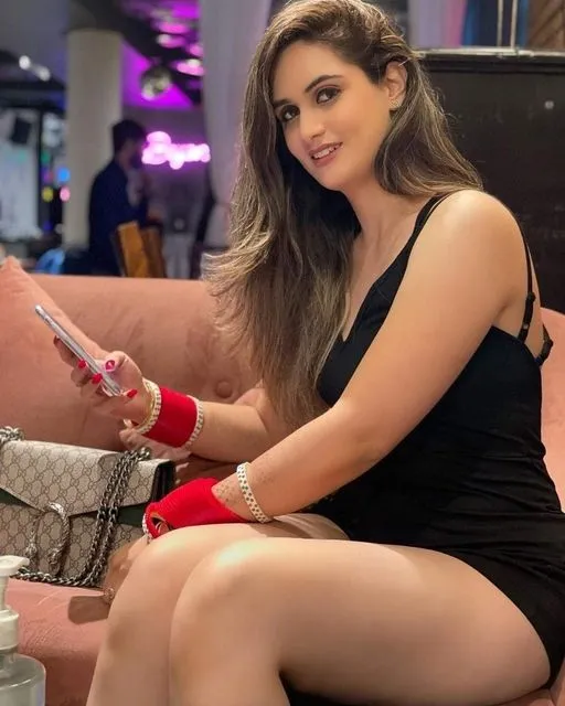 Housewive Escorts in karachi
